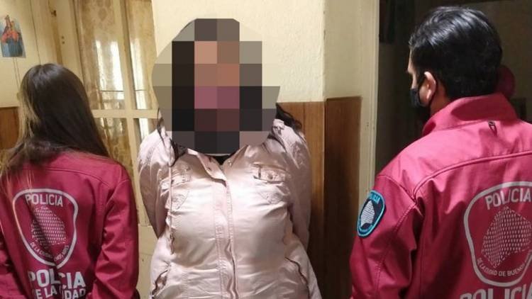 A una mujer acusada de abuso sexual en Buenos Aires la detienen en un pueblo cordobés  