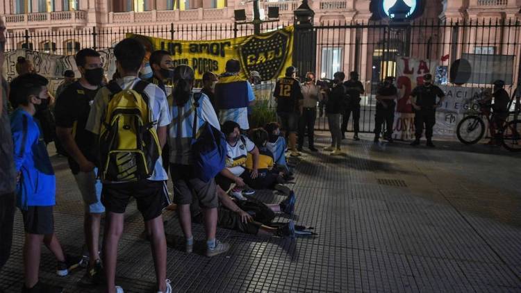 Maradona recibe el último adiós de miles de personas en la Casa Rosada