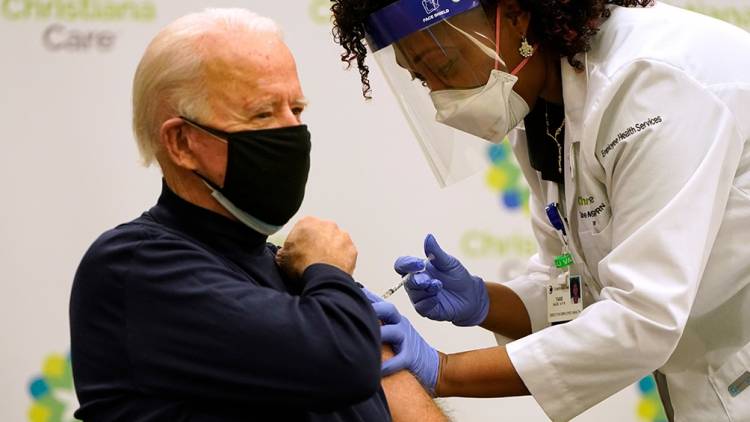 Vacunas contra covid-19: Biden lo quiso hacer en público