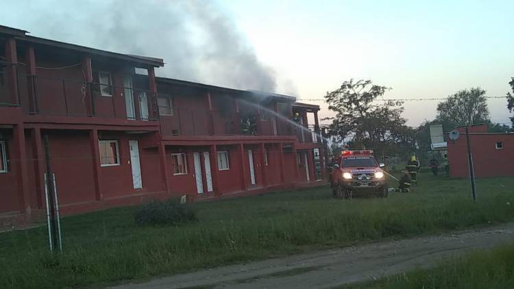 Explosión e incendio en un hospedaje