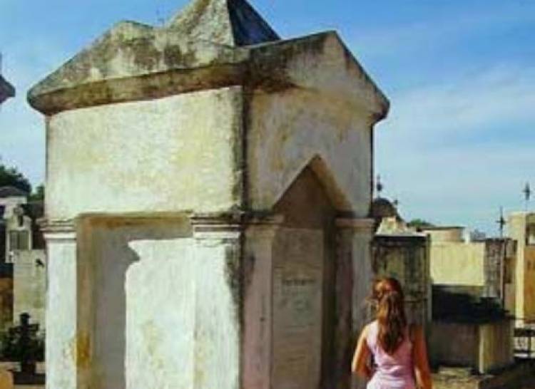 Misteriosa tumba en el cementerio de Pampayasta.