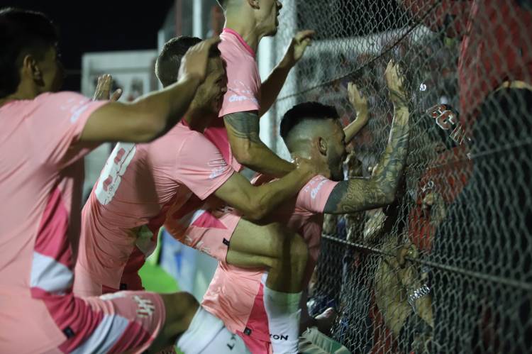 Instituto ganó en el reencuentro con su gente