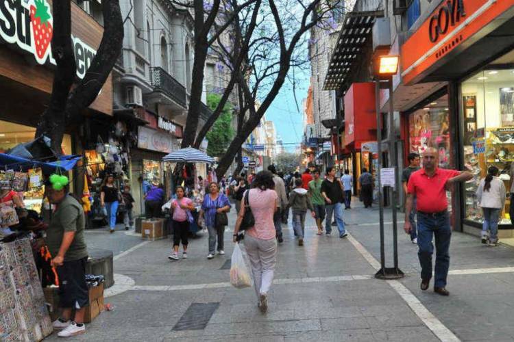 Detuvieron a una mujer de 80 años por hurtar una cartera en un local de la peatonal