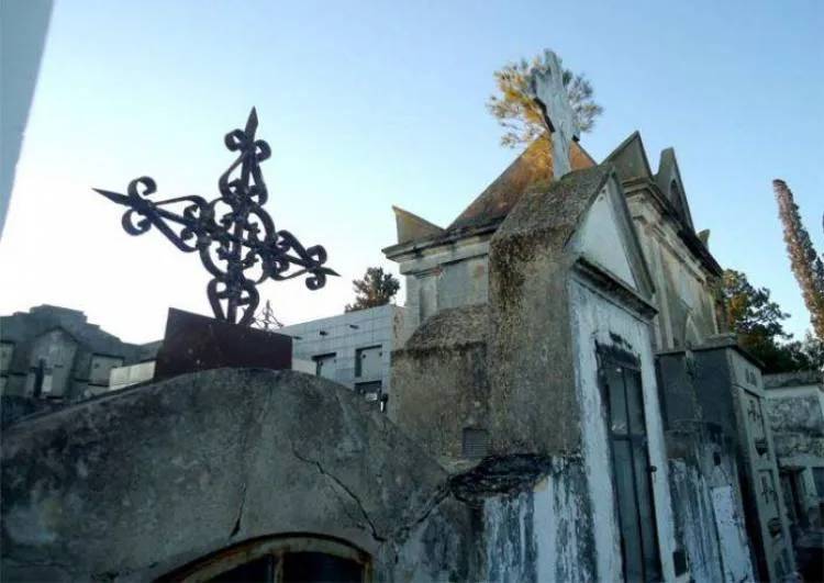 Preocupan los rituales de magia negra en el cementerio de Ballesteros.