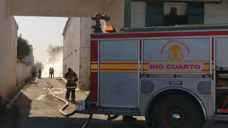 Dos operarios hospitalizados y 38 personas evacuadas por escape de gas amoníaco