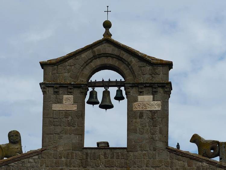 Italia: Un cura fue multado por tocar demasiado las campanas