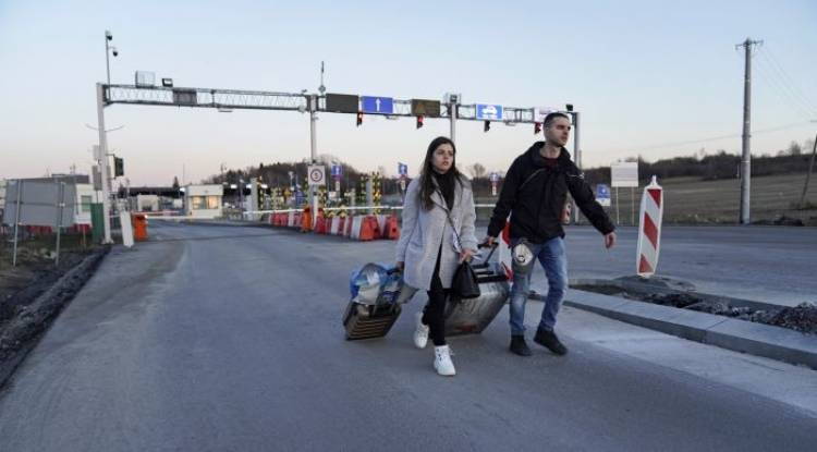 En Ucrania, matrimonios argentinos que fueron a buscar a sus bebés, no pueden volver por la invasión rusa