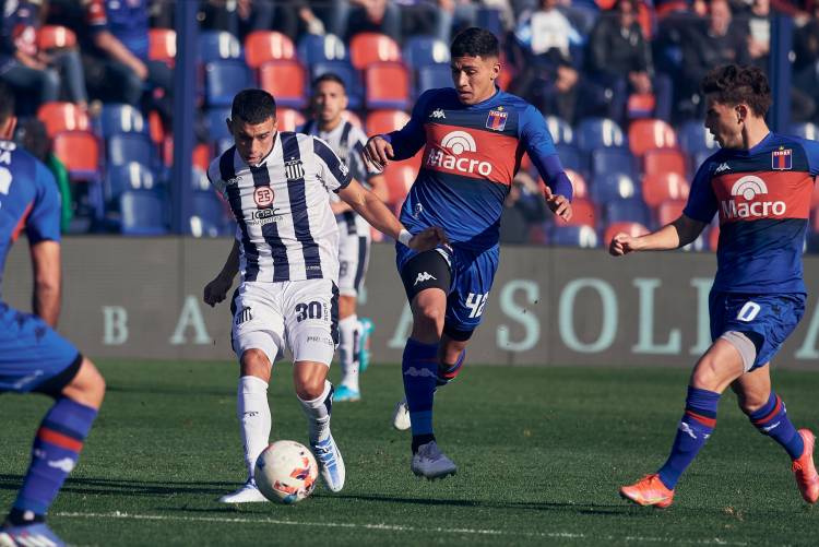 El Albiazul reaccionó y rescató un nuevo empate