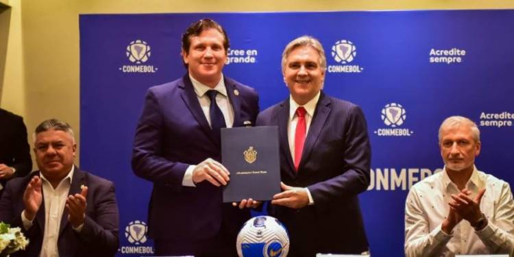 Martín Llaryora recibió al presidente de CONMEBOL y de la AFA