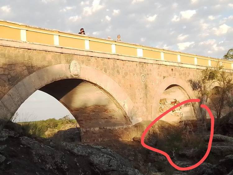 Familia fotografió un “fantasma” en el Puente Viejo de Río de Los Sauces 
