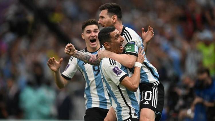 ARGENTINA SIGUE EN CARRERA, GRACIAS A DOS GOLAZOS