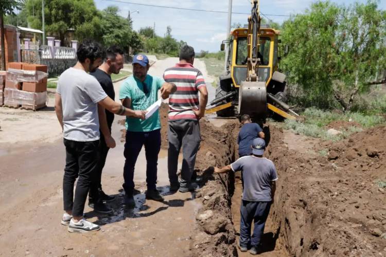 Vecinos de 3 barrios pronto tendrán agua potable