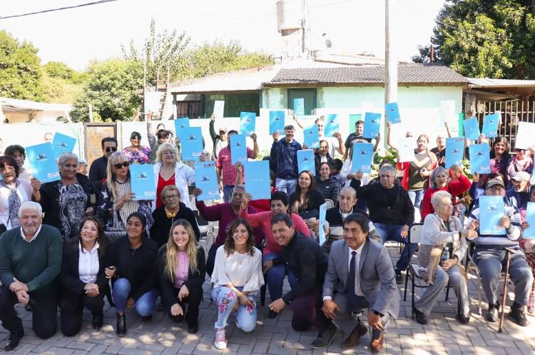 Más de 40 familias recibieron la escritura de sus viviendas