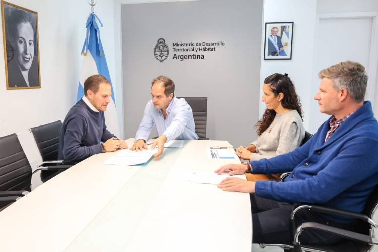 Martín Gill firmó contratos para el inicio de construcción de las 300 viviendas