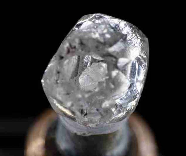 En la India, hallan un raro diamante con otro diamante en su interior