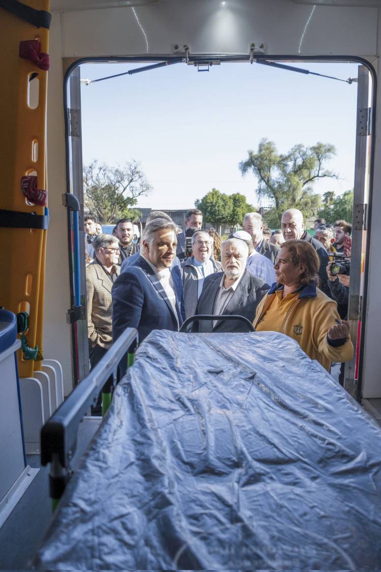 Llaryora incorporó una nueva ambulancia al servicio del 107