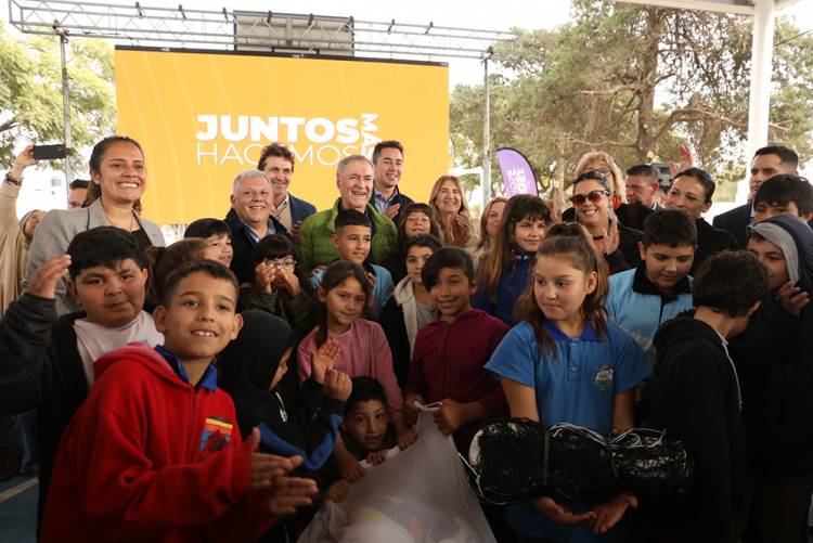 Schiaretti vistó Arroyito para inaugurar  el polideportivo social Nº 39