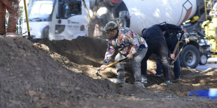 Sobre el Bv.  Bulnes, construyen  un  pump track sustentable 