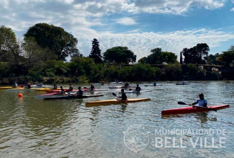 Amantes del canotaje tuvieron un encuentro en el Parque Francisco Tau