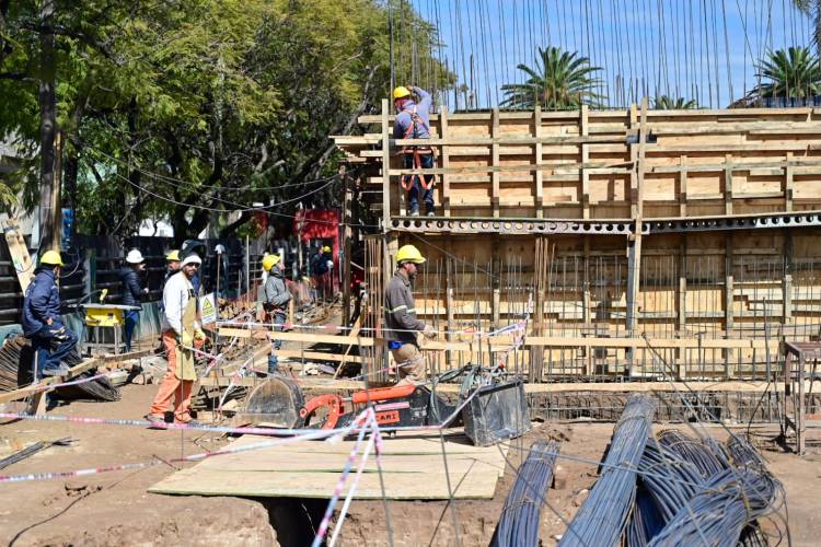 Martín Gill supervisó el avance del edificio Procrear