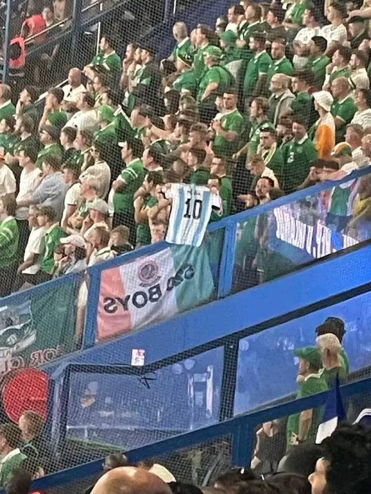 Hinchas irlandeses le mostraron a los franceses la "10" de Messi