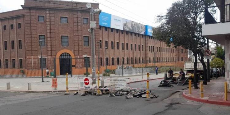 Por obras, cortan la esquina de las calles  Belgrano y Santiago Temple