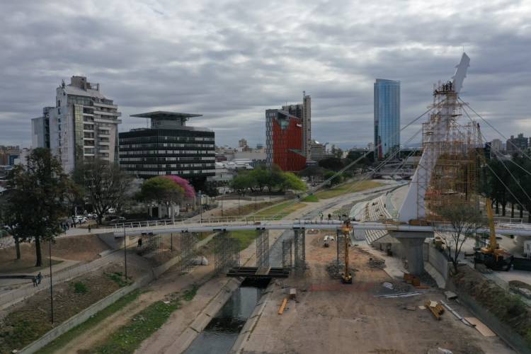 Gran avance de la obra del puente peatonal que unirá la ex Plaza Austria con Parque Las Heras