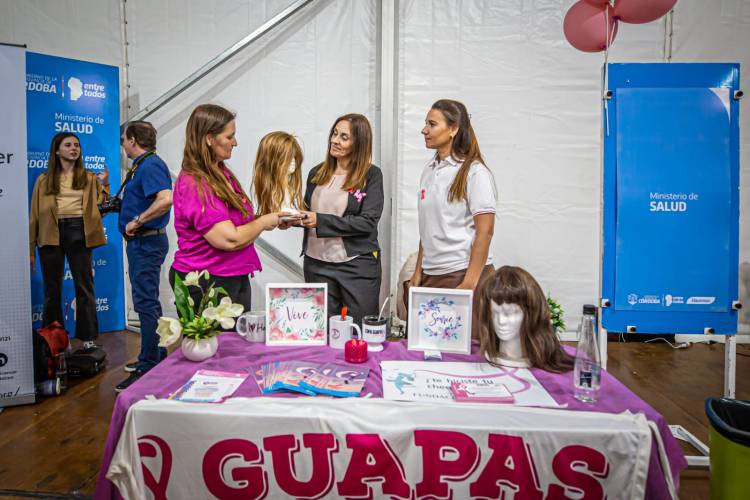 Promueven la donación de cabellos para concientizar sobre el cáncer de mama.