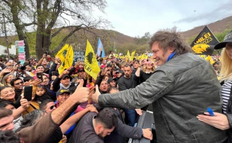 Milei prepara su cierre de campaña. Salen colectivos desde Córdoba