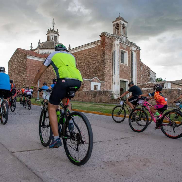 Jesus María recibió a cientos de ciclistas por el Día Nacional del Ciclista