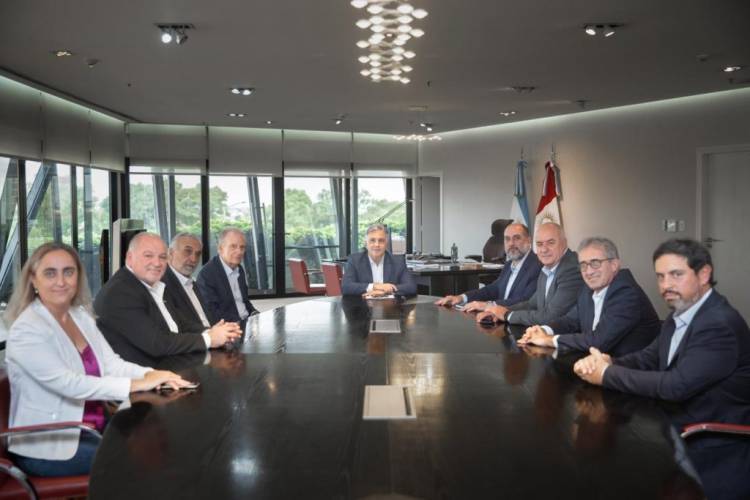 El gobernador Martín Llaryora se reunió con dirigentes del G 6