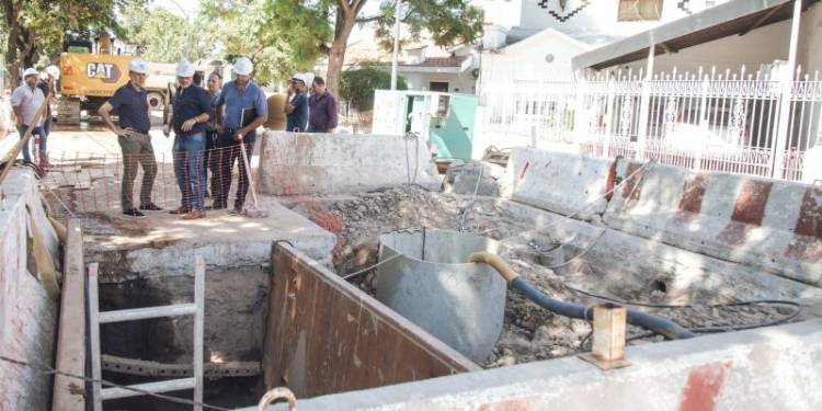 Avanzan las obras de aliviador cloacal en barrio Colón