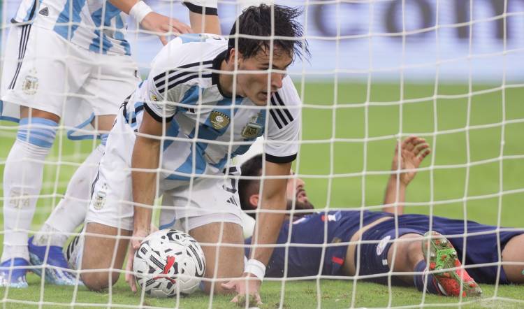 Preolímpico: Argentina sufre, no convierte lo que genera y atrás marca mal