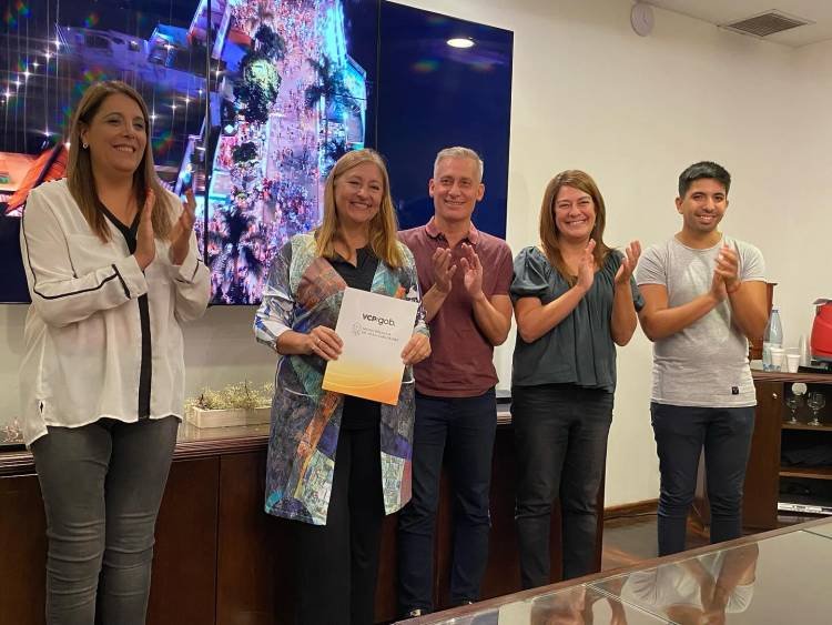 Villa Carlos Paz: El intendente Avilés entregó subsidios a Centros Vecinales