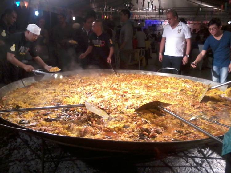 Preventa de porciones para el Festival de la Paella Gigante en Agua de Oro.