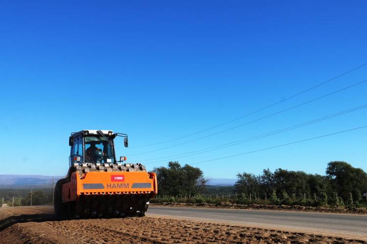 Avanza a gran ritmo  la pavimentación del camino Elena – Río de los Sauces