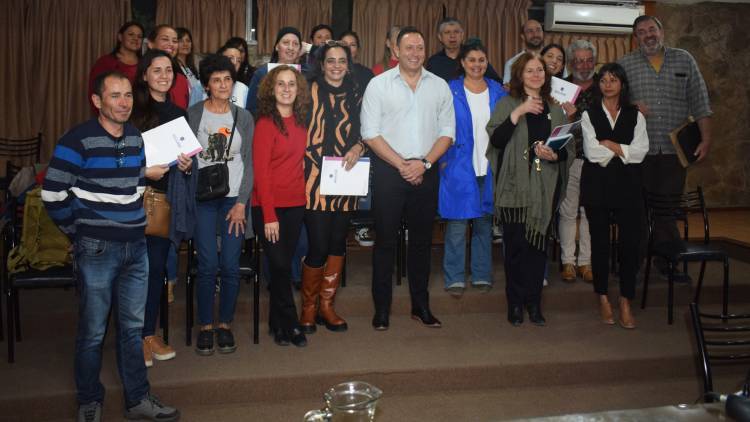 Mina Clavero: Clubes e instituciones educativas recibieron apoyo económico municipal