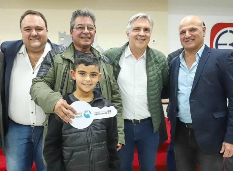 En Alpa Corral y Berrotarán, Llaryora entregó escrituras, viviendas y anunció obras de infraestructura
