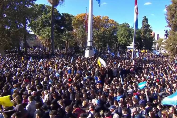 En el Cabildo de Córdoba, Milei confirmó que bajará los impuestos