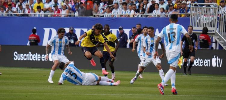 Argentina sin jugar bien le ganó a Ecuador