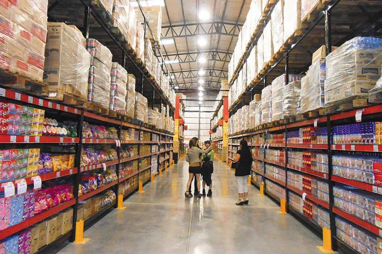 Tras la caída del consumo y la presión impositiva, distribuidores y mayoristas reclaman “medidas urgentes”