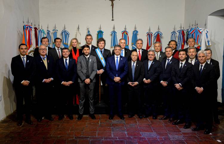 Histórico: Finalmente 18 Gobernadores y 2 ex presidentes se adhirieron al Pacto de Mayo