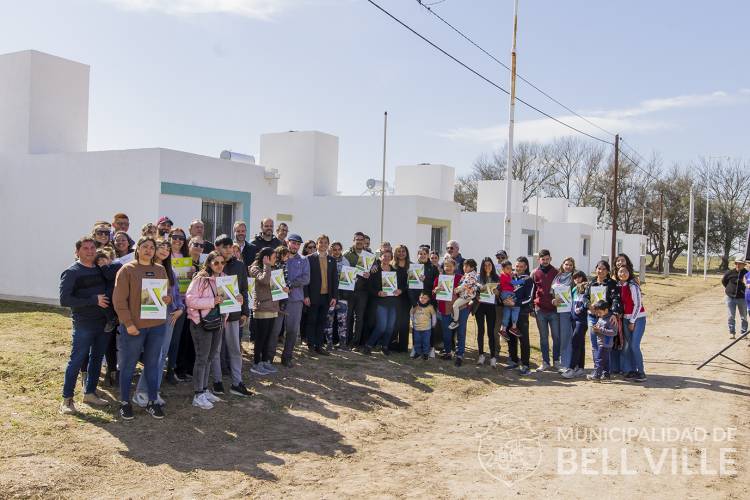 Veinte familias de Bell Ville recibieron sus nuevas viviendas