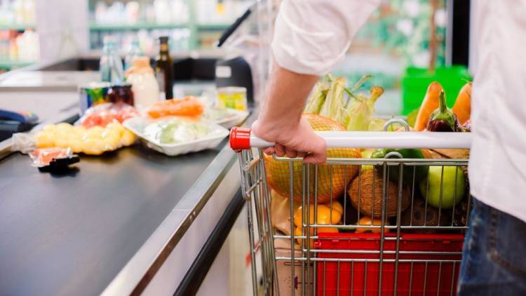Expectativa en el Gobierno ante la baja del impuesto PAIS: ¿Qué productos bajarían su precio?