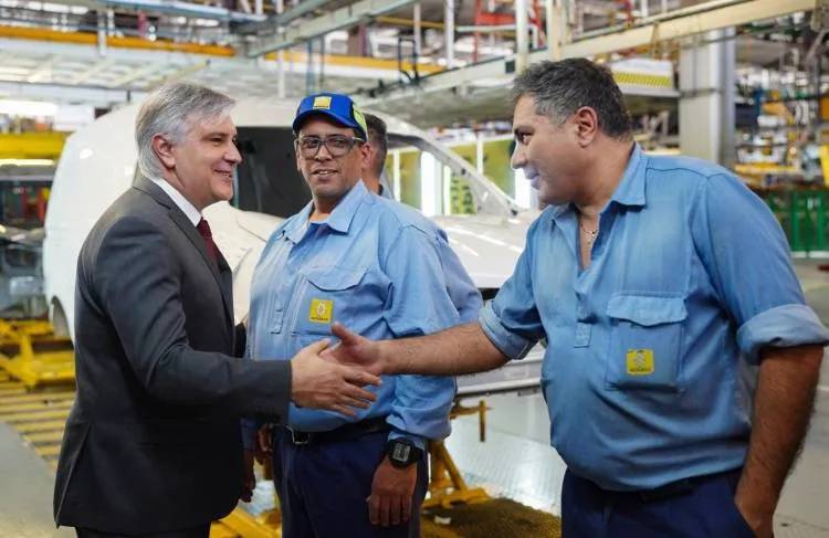 Llaryora confirmó que la planta de Renault en Santa Isabel incorporará más de 4 mil puestos de trabajo