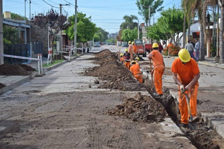 Oliva: Avanza las obras de repotenciación y recambio de cañerías de agua