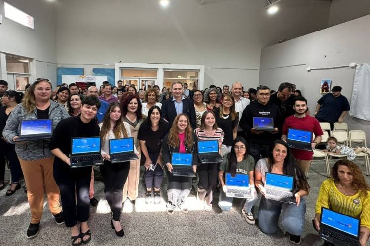 Entregaron más  de 499 netbooks a futuros docentes de Cosquín y La Falda