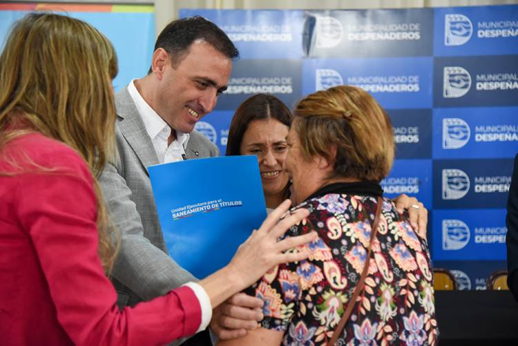 Entregaron  las resoluciones posesorias  a familias de Despeñaderos y la región