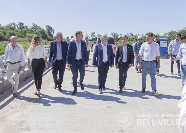 En Bell Ville, Llaryora supervisó obras y entregó aportes