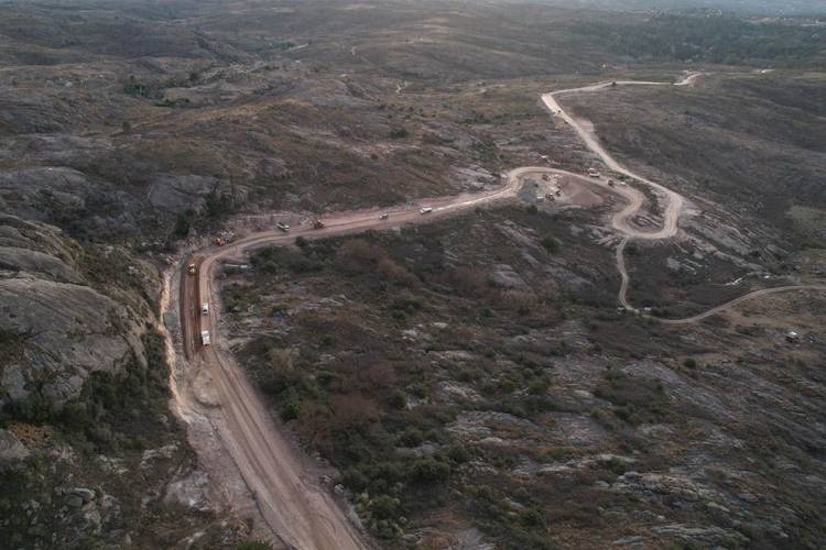 En Tanti, avanza la pavimentación del Acceso al Cerro Blanco